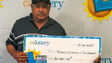 Miguel Calderón, con su premio de la Lotería de California.