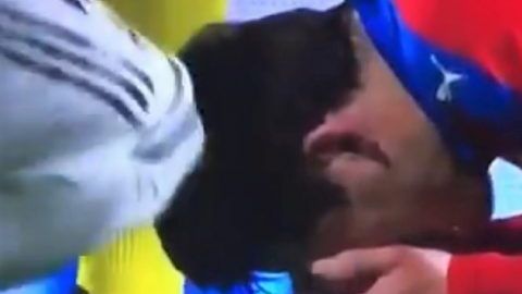 El jugador checo Milan Havel luego de experimentar un codazo de Sergio Ramos.