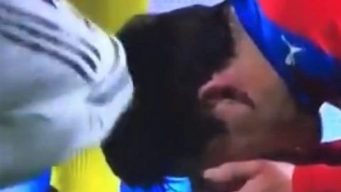 El jugador checo Milan Havel luego de experimentar un codazo de Sergio Ramos.