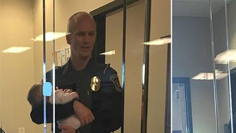 Un policía ayuda a una mujer en un caso de violencia doméstica.