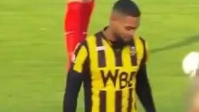 La chica desnuda intentó "seducir" a uno de los jugadores en el terreno de juego