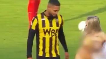 La chica desnuda intentó "seducir" a uno de los jugadores en el terreno de juego