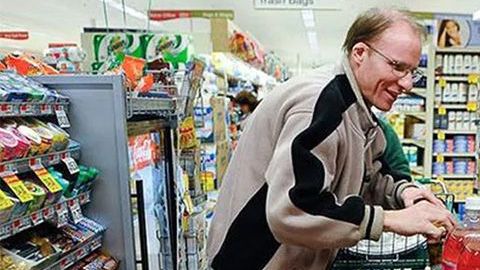 Scott Macaulay prepara cena para desconocidos para que nadie esté solo el Día de Acción de Gracias.