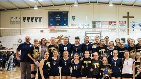 Equipo de voleibol femenino de Paradise, una de las zonas más afectadas por los incendios.