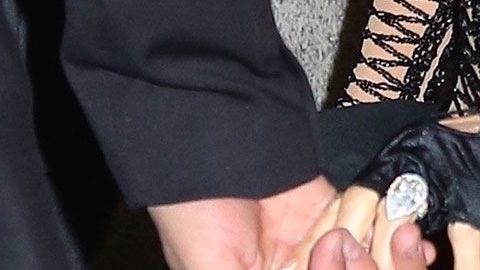 Paris Hilton y su anillo de compromiso.