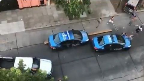 Hinchas del All Boys destrozaron patrullas y lesionaron a policías en Buenos Aires