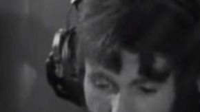 Deke Duncan emite un programa de radio solo para su esposa.