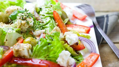 Elige una dieta basada en vegetales frescos y evita los alimentos procesados.