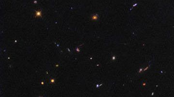 Dos manchas de color amarillo cuelgan sobre un amplio arco de luz en la foto.