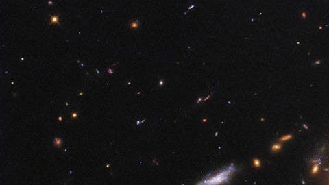 Dos manchas de color amarillo cuelgan sobre un amplio arco de luz en la foto.