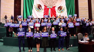 Protesta en el Congreso mexicano contra la anunciada visita de Maduro