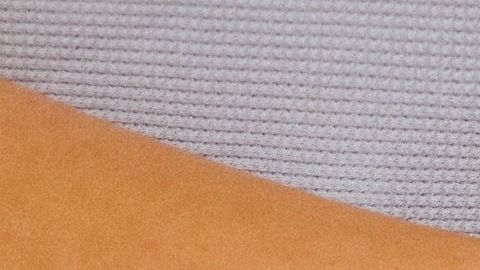 Sams solicita una cantidad no especificada por concepto de daños.