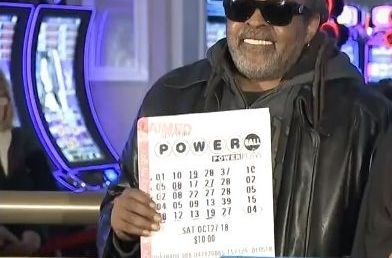 Robert Bailey al recibir el premio  en Resort World Casino in Queens