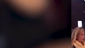 El pequeño Wesley se incomodó al estar desnudo en el agua.