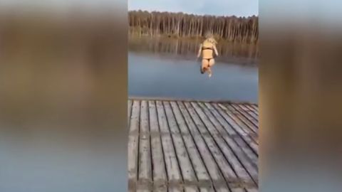 La protagonista del video saltó a un lago congelado y no tuvo el final esperado.