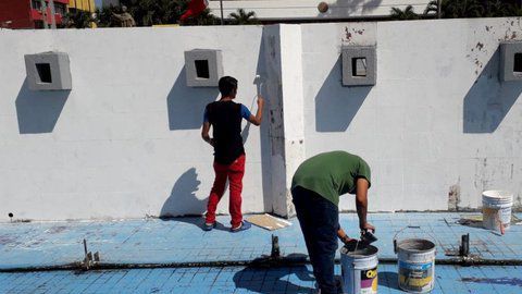 Los centroamericanos hacen trabajos por el bien del a comunidad.