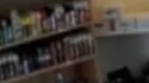 Imagen de la negociación del dueño de la tienda con los ladrones.