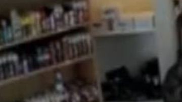 Imagen de la negociación del dueño de la tienda con los ladrones.