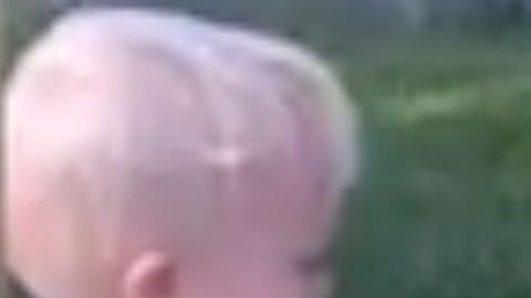 Un niño reconoce la anomalía congénita que padece en otra chica y se acerca a ella.