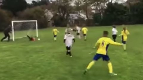 Partido de fútbol entre niños del condado de Ceredigion, Gales, Reino Unido.