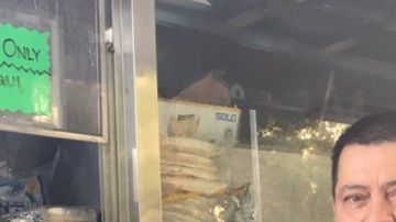 Uriarte tiene un "taco truck" y sirvió comida gratis a los afectados por el fuego.