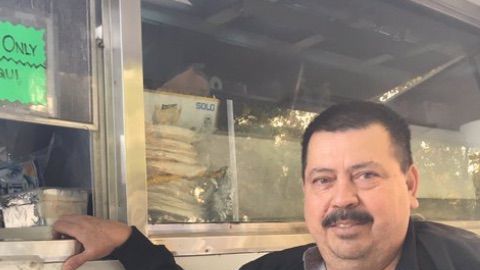 Uriarte tiene un "taco truck" y sirvió comida gratis a los afectados por el fuego.