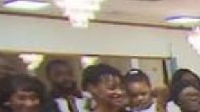 Reencuentro de mujer con la familia que la abandonó siendo una niña