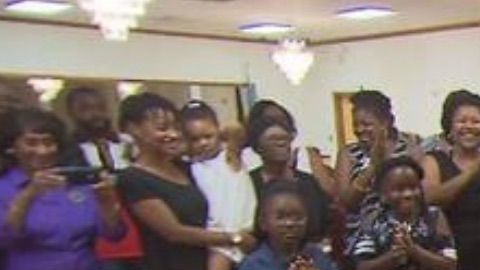 Reencuentro de mujer con la familia que la abandonó siendo una niña