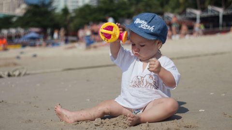 Los niños responden de manera muy diferente a la exposición al calor en comparación con los adultos, lo que significa que tienen un mayor riesgo de enfermedades por calor, especialmente los bebés.