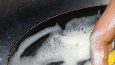 Lavar los trastes con exceso de jabón puede resultar perjudicial.