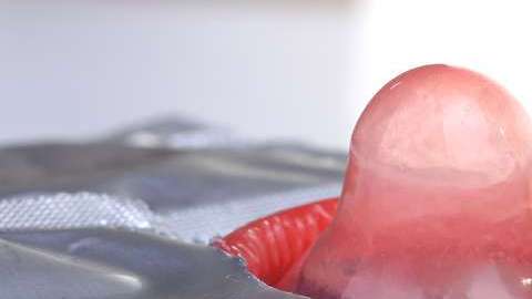 El uso del condón previene las enfermedades de transmisión sexual.