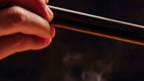 Unos comensales descubrieron carne entre sus fideos, sin pensar que era humana.