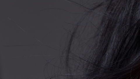 Esta temporada, puedes llevar el "smokey eyes" en tonalidades como el dorado, el azul, el violeta y hasta el naranja.