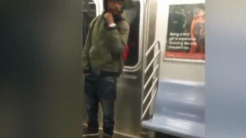 El ataque ocurrió en un tren R.