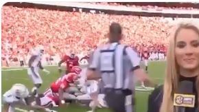 Laura Rutledge transmitía en vivo un duelo del fútbol americano colegial, cuando fue tacleada accidentalmente