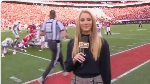Laura Rutledge transmitía en vivo un duelo del fútbol americano colegial, cuando fue tacleada accidentalmente