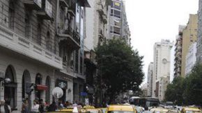 Decenas de taxis protestan frente a la AFA