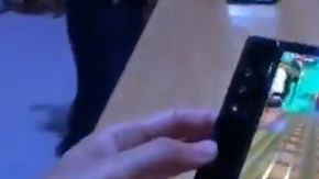 Así luce el primer teléfono celular plegable.