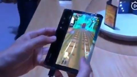 Así luce el primer teléfono celular plegable.