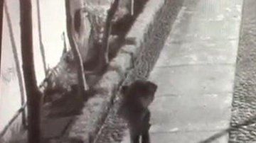 El sujeto carga el cadáver de la menor.