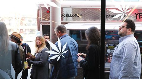 Activistas y funcionarios de California prometen dar batalla contra toda acción federal contra la marihuana.