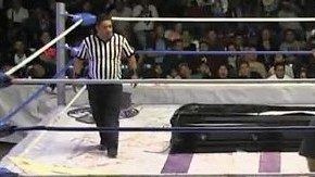 El luchador Ángel o Demonio en el momento de la agresión a El Cuervo.