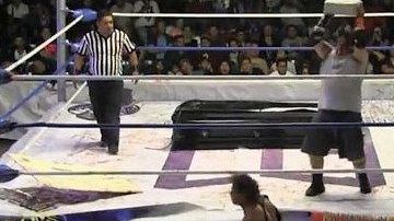 El luchador Ángel o Demonio en el momento de la agresión a El Cuervo.