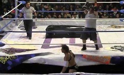 El luchador Ángel o Demonio en el momento de la agresión a El Cuervo.