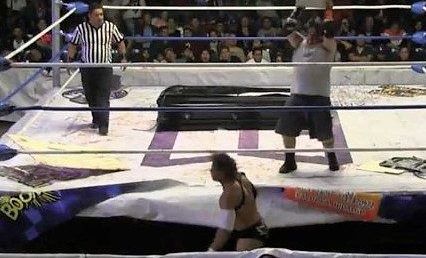 El luchador Ángel o Demonio en el momento de la agresión a El Cuervo.