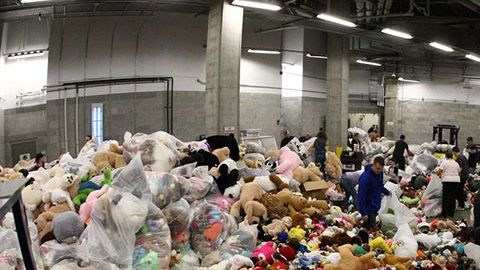 Miles de peluches en la pista de hielo para recaudar fondos para los niños necesitados.