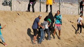 Los gases lacrimógenos fueron utilizados en contra de los migrantes.