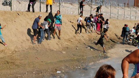 Los gases lacrimógenos fueron utilizados en contra de los migrantes.