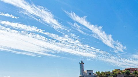 Ventotene hoy, antes Pandataria, que como dijo el geógrafo clásico Strabo queda a 250 estadios (c/u 184,81 m.) de distancia del continente.