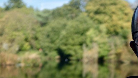 Liviu muestra el implante en su tórax que incluye brújula y conexión Bluetooth.